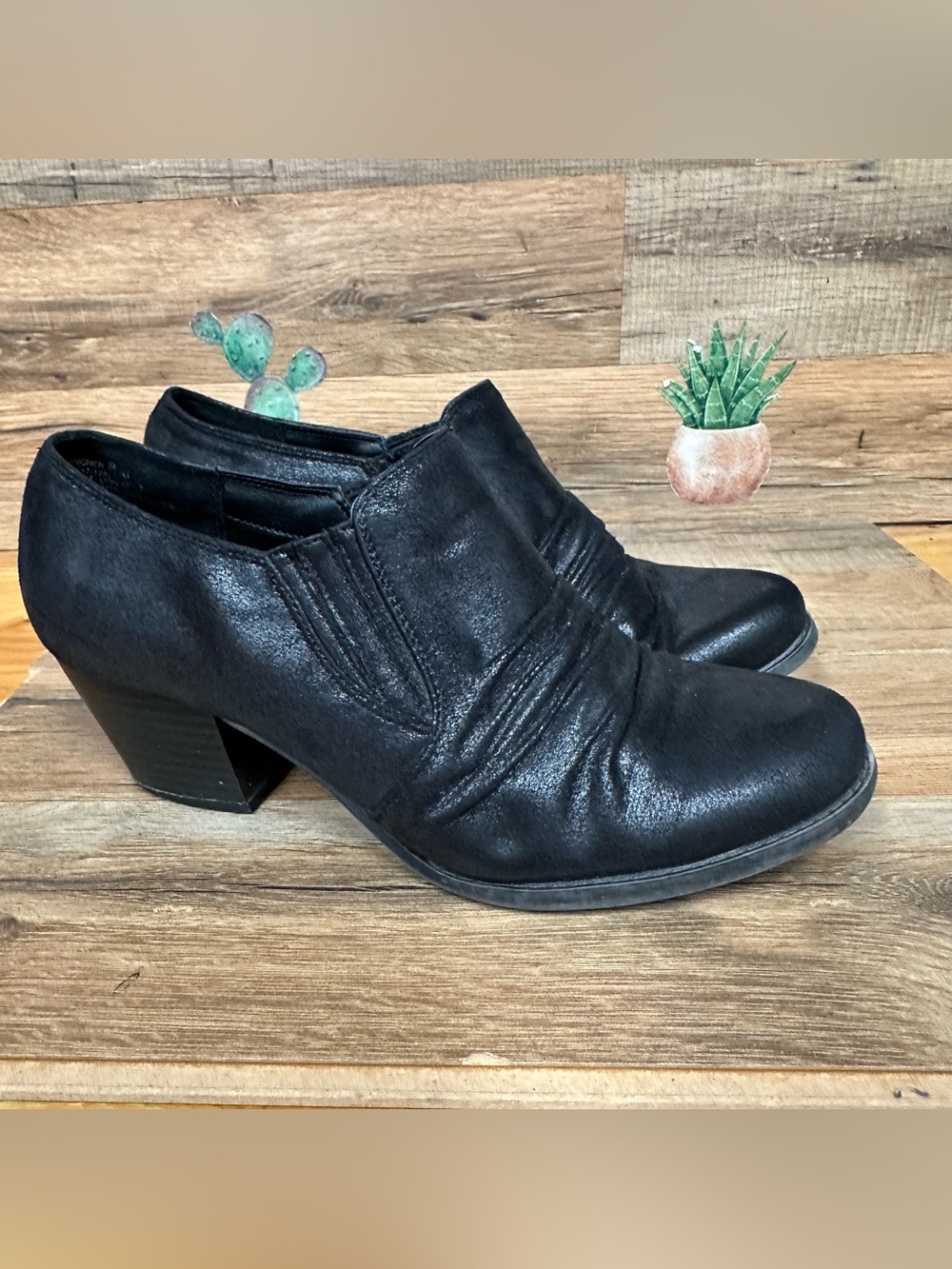 Yuu women’s slip on clog heels black faux leather crinkle low heel size 8